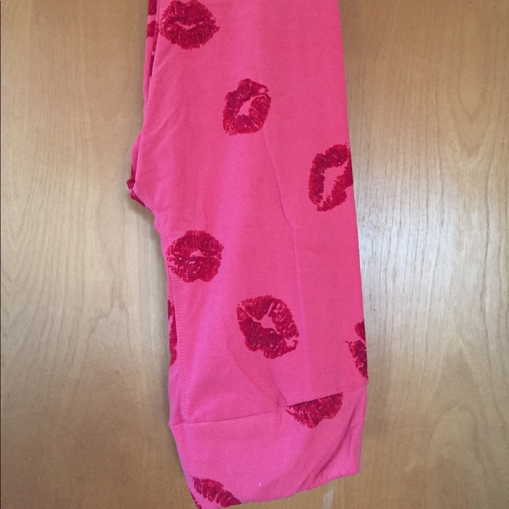 OS Vintage Valentine leggings NWOT